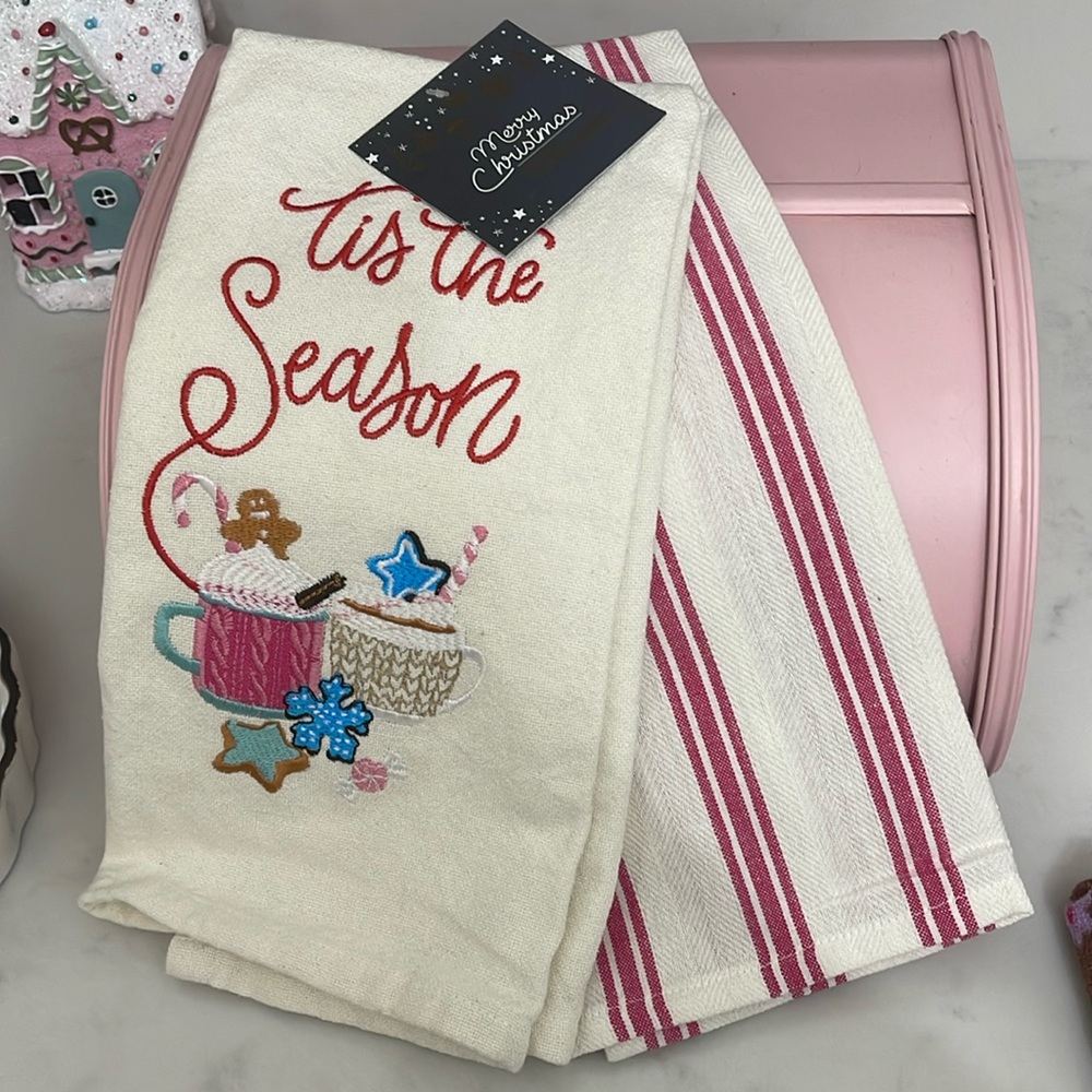 Tis the Season NWT Christmas set of two kitchen towels coffee latte gingerbread